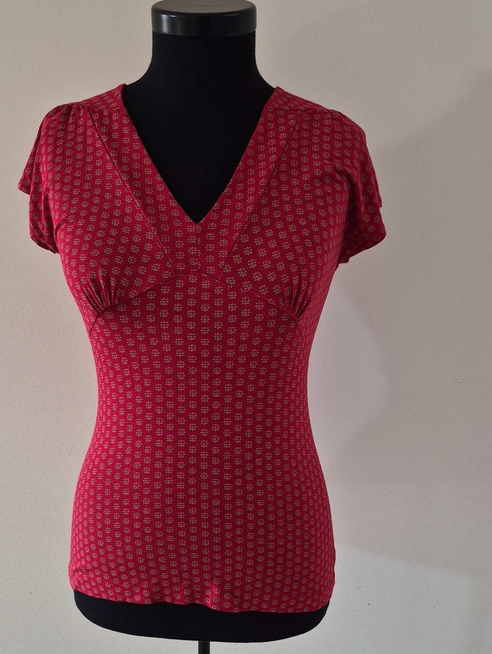 Banana Republic Red V-Neck Short Sleeve Fitted Top